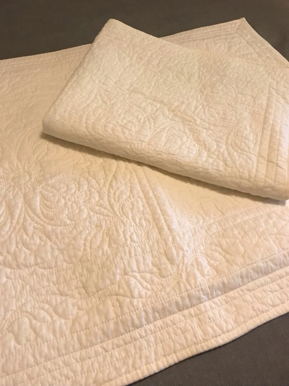 Classic White Quilted Bedspread with Pillow Shams